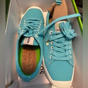 Cariuma Pantone Tiffany blue